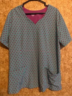 Urbane Short-Sleeve V-Neck Scrub Top in Teal with Magenta Pattern